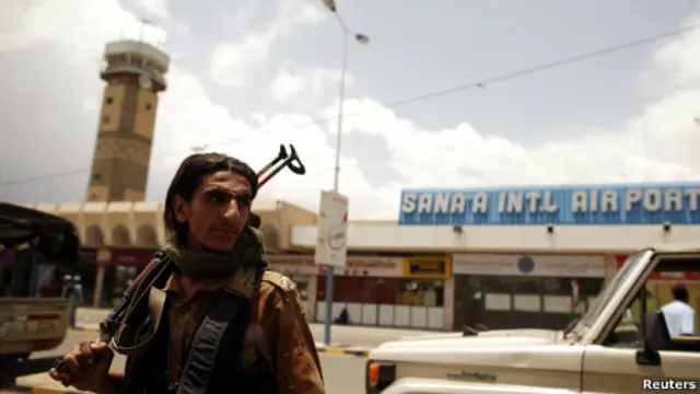 مطار صنعاء الدولي يشهد وجودا مكثفا للحوثيين.