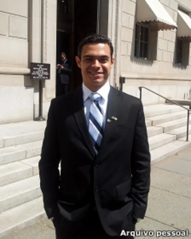 Victor Addono em frente à Câmara de Comércio Brasil-EUA em Washington D.C.