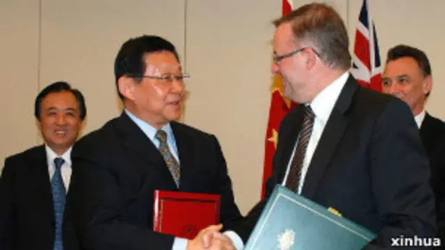 陈德铭在堪培拉访问期间还同澳大利亚基础设施建设和交通部长安东尼•阿尔巴内塞签署了加强基建合作的协议