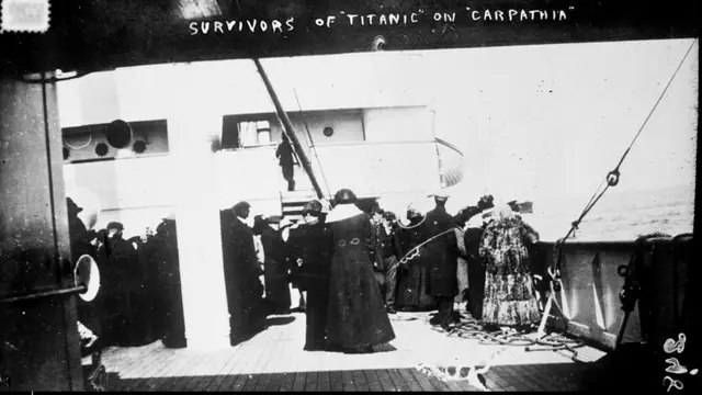 Chỉ chưa đầy ba tiếng đồng hồ sau khi có chuông báo động, con tàu Titanic đã chìm xuống đáy biển Atlantic, ở độ sau gần 4 cây số. Tàu Titanic đã mang theo sinh mạng của 1517 người. (Ảnh: từ Getty Images, PA, Library of Congress, Southampton City Council and BBC South).