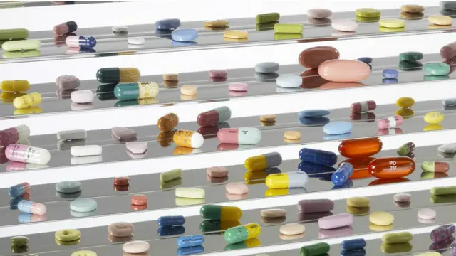 Дэмиен Херст, таблетки и капсулы с лекарствами