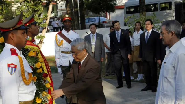 Tổng bí thư Nguyễn Phú Trọng đặt vòng hoa trước tượng đài cố Chủ tịch Hồ Chí Minh tại Havana.