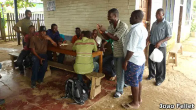 Haitianos esperam para cruzar fronteira brasileira. João Fellet/BBC