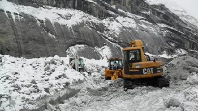 सियाचिन में खुदाई करती मशीन (फ़ाइल फ़ोटो)