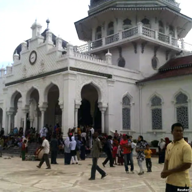 Warga berkumpul di Masjid Baiturrahman, Banda Aceh. 