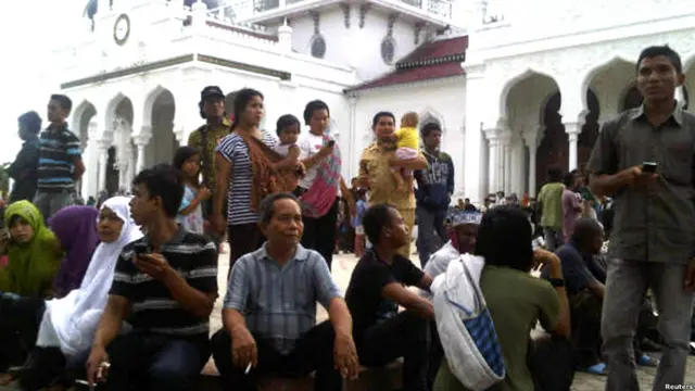 Warga berkumpul di Masjid Baiturrahman, Banda Aceh. 