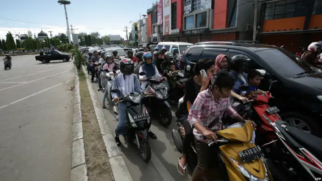 Warga Banda Aceh berbondong-bondong menuju tempat yang lebih tinggi