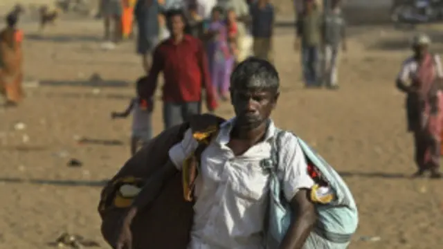 سونامی کی وارننگ کے بعد لوگوں نے ساحلی علاقوں کو چھوڑ کر محفوظ مقامات کی طرف جانا شروع کر دیا