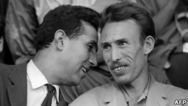 بن بلة(يسار) رفقة بومدين