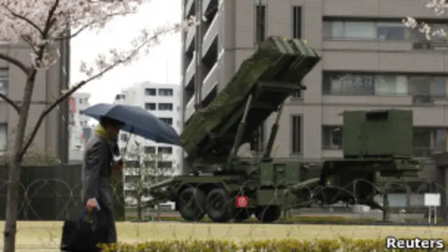 东京日本防务省外的地对空导弹发射系统