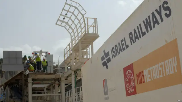 Рабочие на мосту возле туннеля