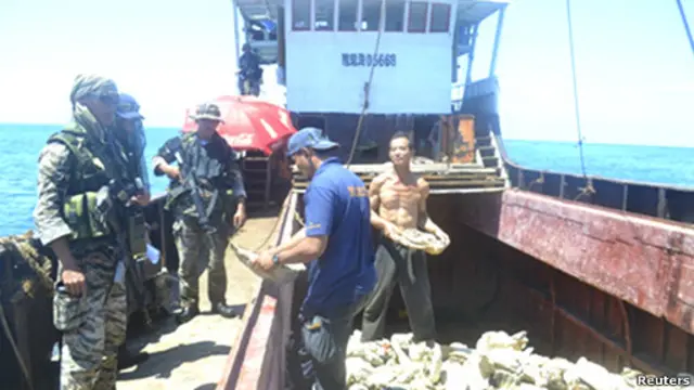 Awak kapal nelayan Cina diperiksa oleh aparat tentara Filipina karena dituduh mencuri ikan di perairan negara itu.