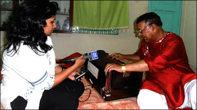 ফারহানা পারভীনকে গান শোনাচ্ছেন বিদিত লাল দাশ