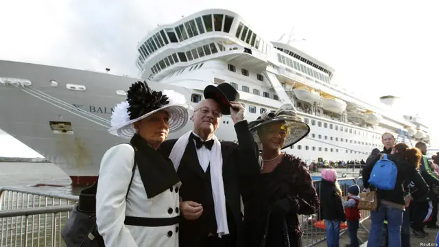 豪华邮轮“巴尔莫勒尔号（The Balmoral）上周日（4月8日）驶离英国南部港口南安普顿，开始追溯100年前泰坦尼克号航程的纪念之旅（The Titanic memorial cruise）。