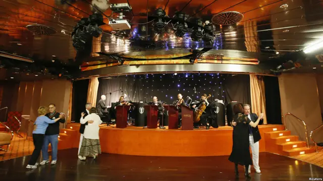 这次纪念之旅的费用价格不菲，约为每人6000英镑。乘客还可以伴随着船上的乐队演奏的1912年的音乐跳舞。