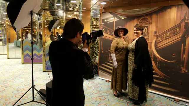 船上还特别布置了泰坦尼克号原始内景的图案背景，为乘客拍照留念。