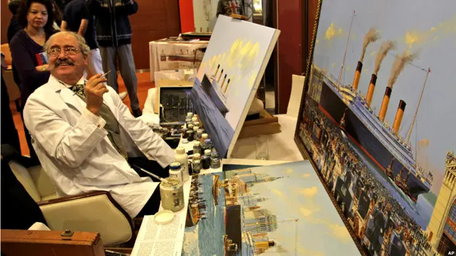 这位来自美国的画家在船上现场创作，绘画的主题自然离不开泰坦尼克号邮轮。