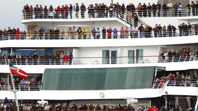 “巴尔莫勒尔号”载有1,309名乘客，乘客人数与泰坦尼克号的相同。其中包括泰塔尼克号遇难者的亲属、作家和历史学家。 