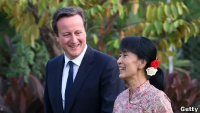 Bà Aung Sang Suu Kyi (phải) và Thủ tướng Anh David Cameron