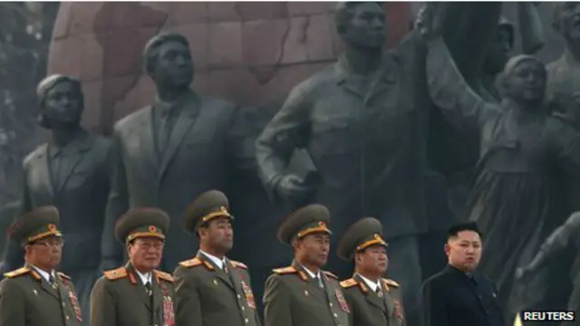 Ông Kim Jong-un (ngoài cùng bên phải) dự lễ khai trương tượng đài cha và ông nội của ông vào thứ Sáu 13/4