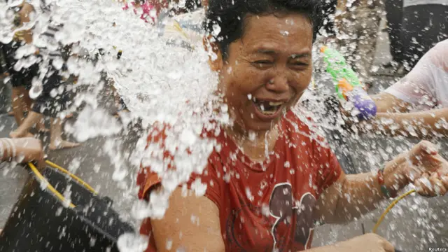 Warga Medan merayakan festival air