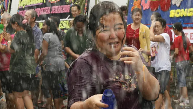 Umat Budha di Medan juga ikut merayakan festival air