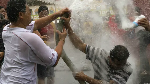 Warga Medan merayakan festival air