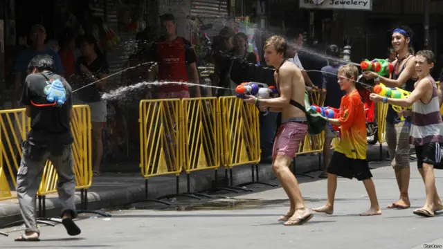 Turis di Bangkok ikut meramaikan festival air
