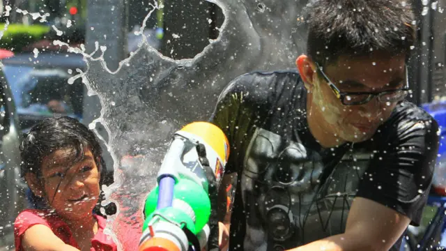 Anak dan bapak meramaikan festival air