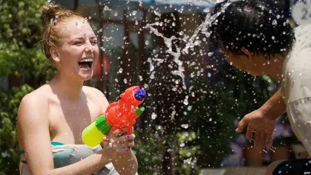 Festival air dinikmati juga oleh turis asing di Laos