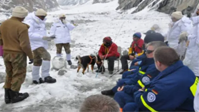 گیاری میں تودے تلے دبے افراد کی لاشیں نکالنے کا کام اب بھی جاری ہے 