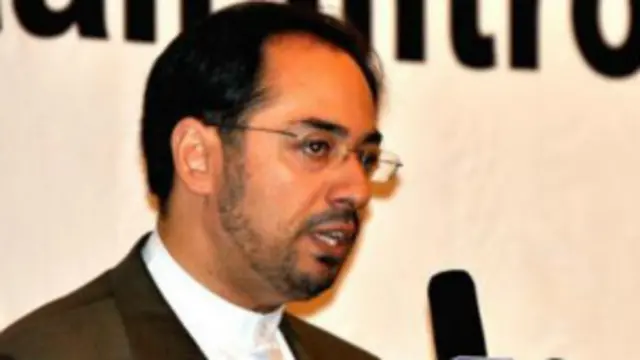 صلاح الدين په دري، پښتو، اردو، عربي او انگريزي ژبو پوهيږي، ميرمن يې د کندهار ده.