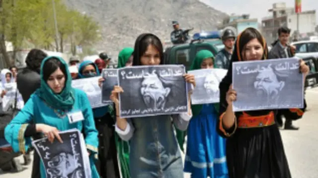 خشونت با زنان اعتراض‌های فعالان مدنی و مدافعان حقوق زن را برانگیخته، اما این‌گونه خشونت‌ در جامعه مردسالار افغانستان همچنان ادامه دارد