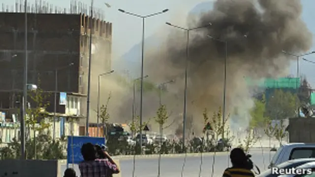 Над зданием в Кабуле поднимаются клубы дыма