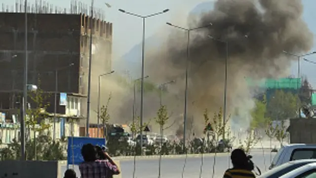 Asap terlihat membumbung di udara saat Taliban menyerang gedung parlemen.