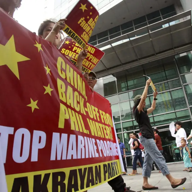 Những người biể̀u tình đã kéo đến trước tòa đại sứ quán Trung Quốc ở trung tâm tài chính Makati, phía đông thành phố.