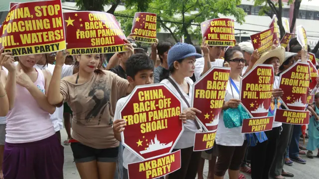 Họ mang theo mình các biểu ngữ với hàng chữ: "Trung Quốc, hãy chấm dứt đánh bắt trộm trong vùng biển Philippines".