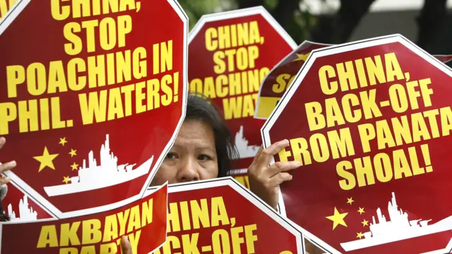 Biểu ngữ khác đề: "Trung Quốc, hãy tránh ra khỏi bãi cạn Panatag!" Panatag là tên Philippines gọi bãi cạn Scarborough ở Biển Đông.