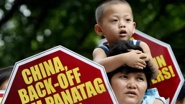 Cuộc đối đầu giữa tàu Philippines và tàu Trung Quốc tại khu vực bãi cạn này diễn ra đã một tuần nay và chưa có hướng giải quyết.