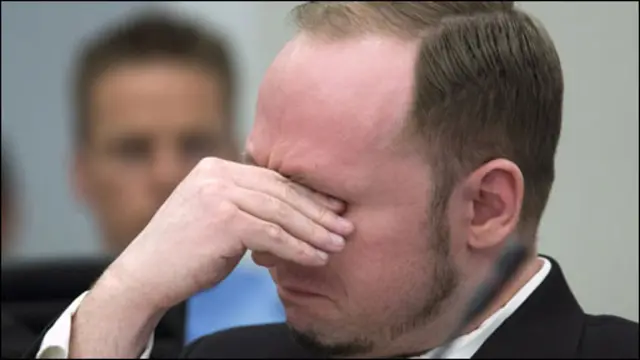 在陈述中，布雷维克抱怨挪威警方对他进行了885次的脱衣检查，包括三年前将他转移至希恩监狱后的五次。