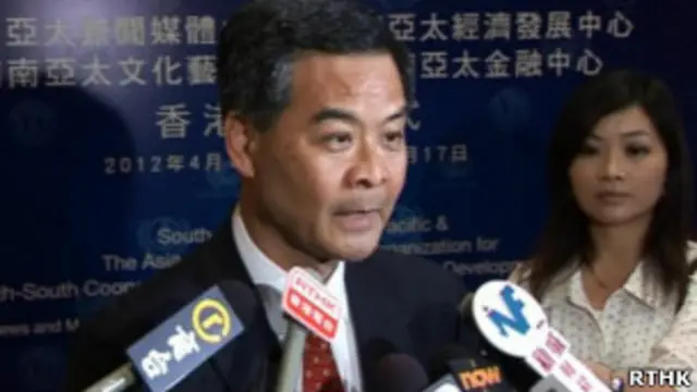 梁振英称香港明年应停收双非孕妇。