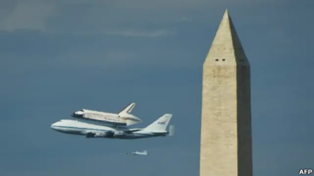 "Дискавери" над вашингтонским обелиском