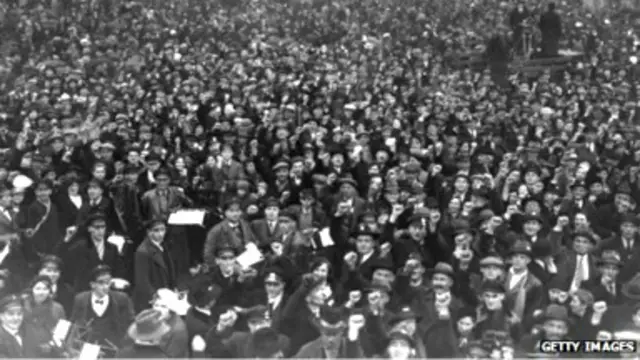 معترضان ضد فاشیست در سال ۱۹۳۵ در تظاهرات نه به هیتلر مشت های خود را افراشته اند