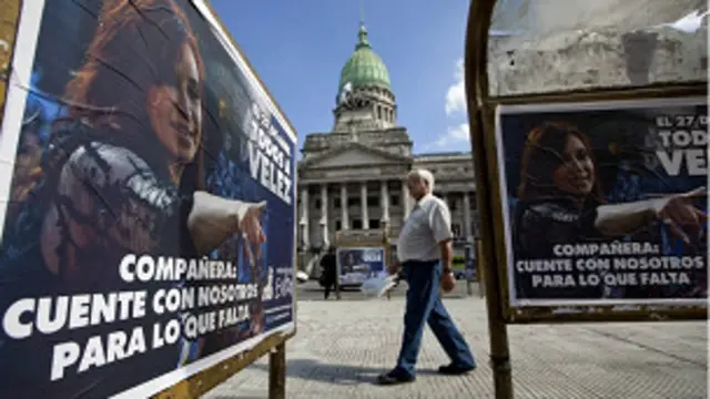 Cartaz na Argentina manifesta apoio a medida de Cristina Kirchner