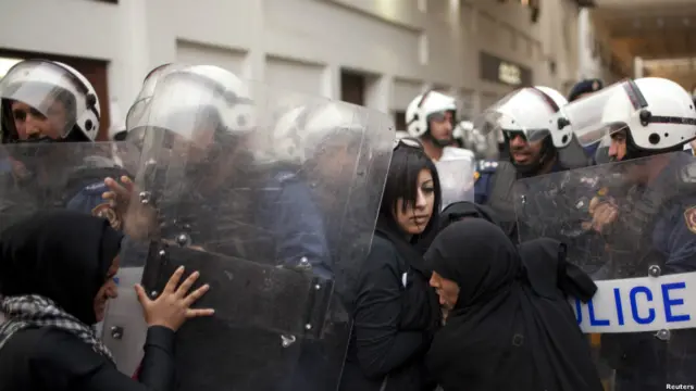 Polisin dan pengunjuk rasa di Manama