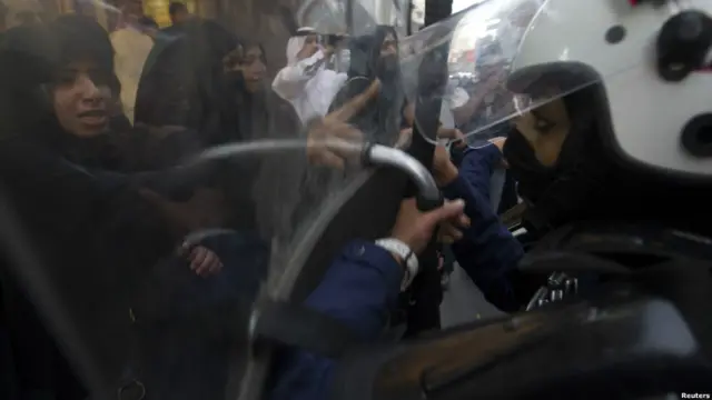 Polisi dan pengunjuk rasa