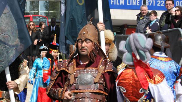 Мужчина, одетый в костюм средневекового воина