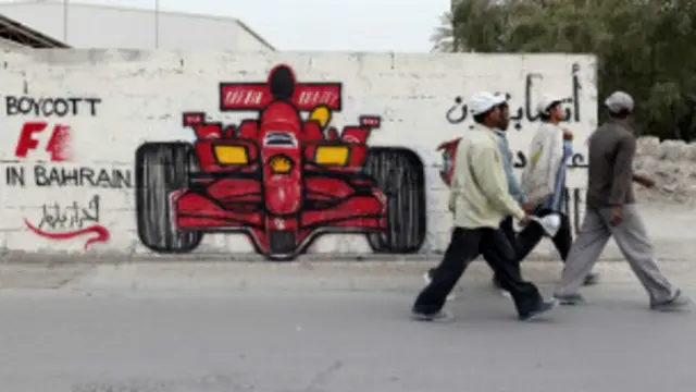 الشرطة البحرينية قامت بعمليات مداهمة لمنازل معارضين في البلدات المحيطة بمسلك السباق 