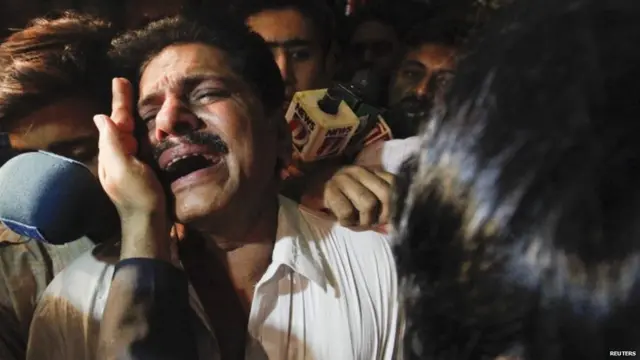 Keluarga penumpang tiba di bandara Karachi dan Islamabad untuk menunggu kabar dari petugas.