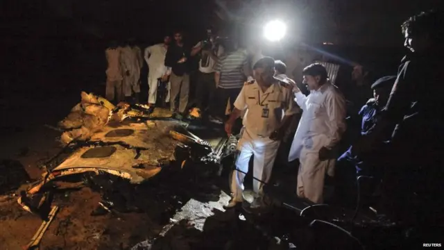 Pencarian korban terhambat lumpur tebal akibat hujan di sekitar lokasi kejadian.